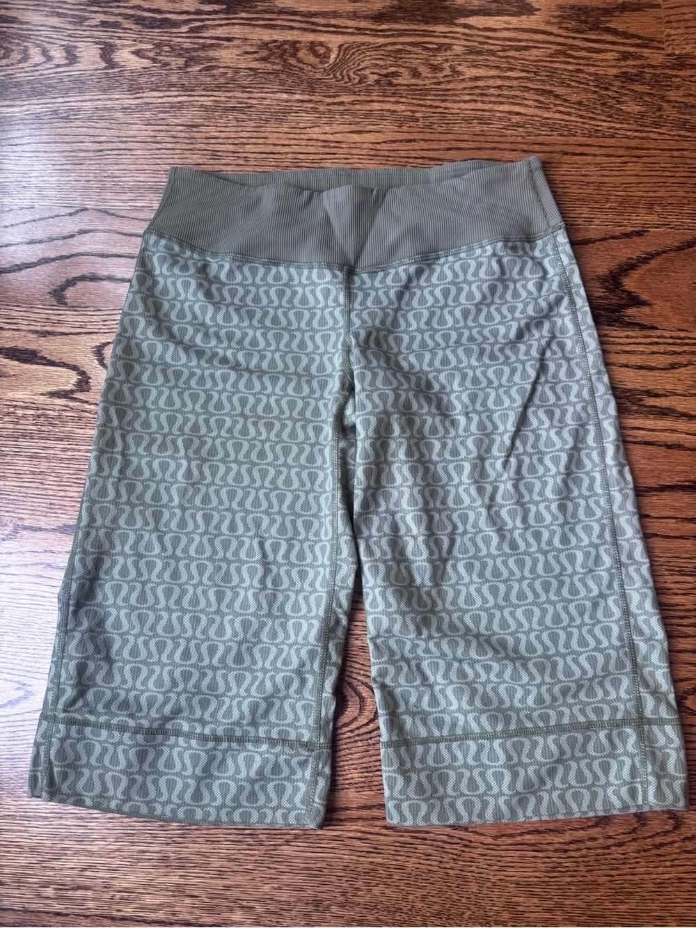 Lululemon Women’s Olive Green Patterned Active Capri pants Size 10